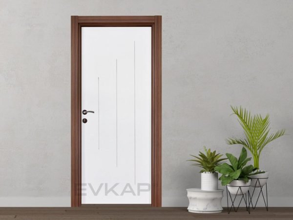 Porte laquée blanche entièrement à cadre marron