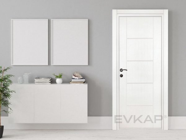 Puerta interna de PVC con líneas claras de color blanco perla